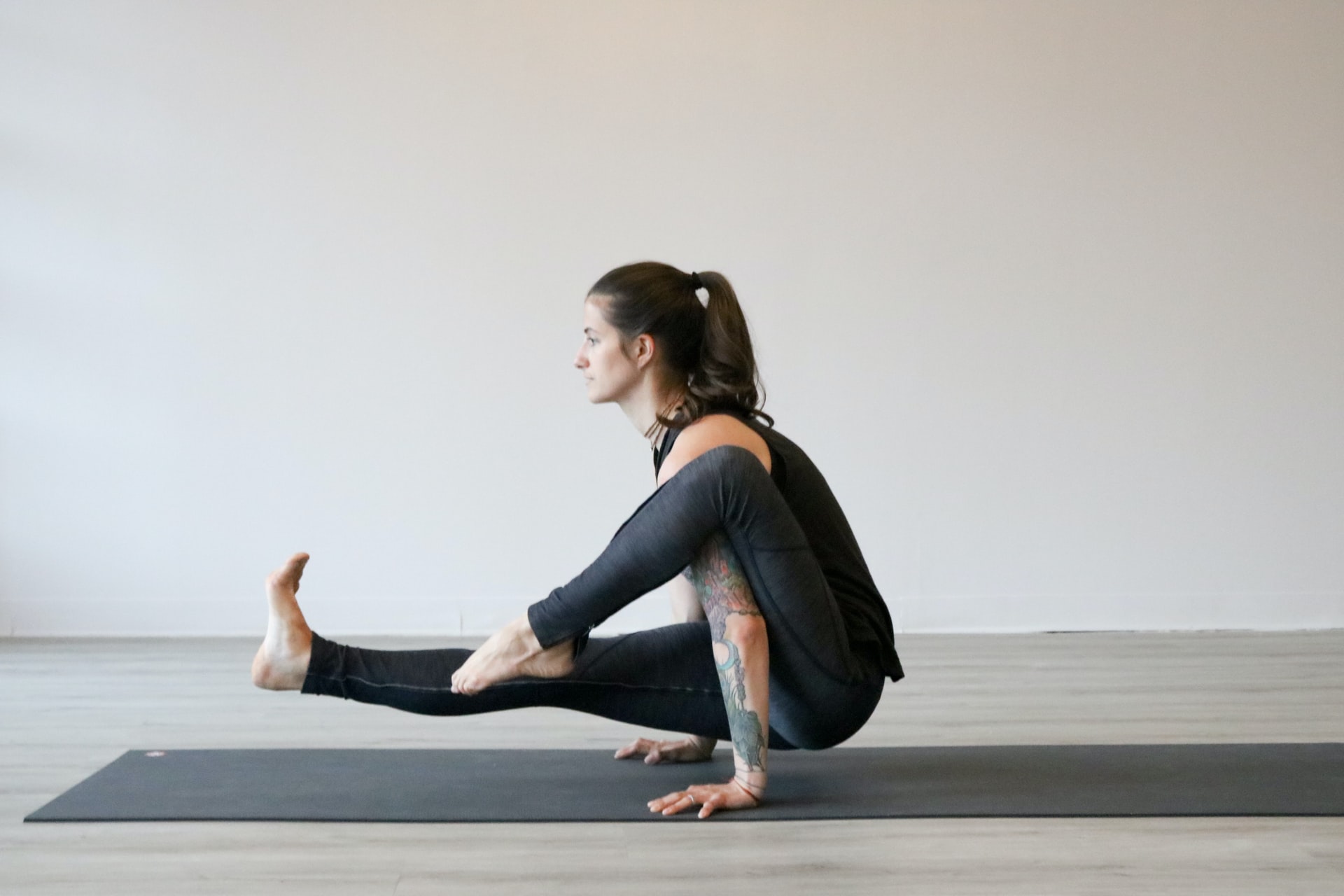 http://flowrece.com/wp-content/uploads/2021/06/por-que-hacer-yoga-empezar-principiantes-beneficios.jpg